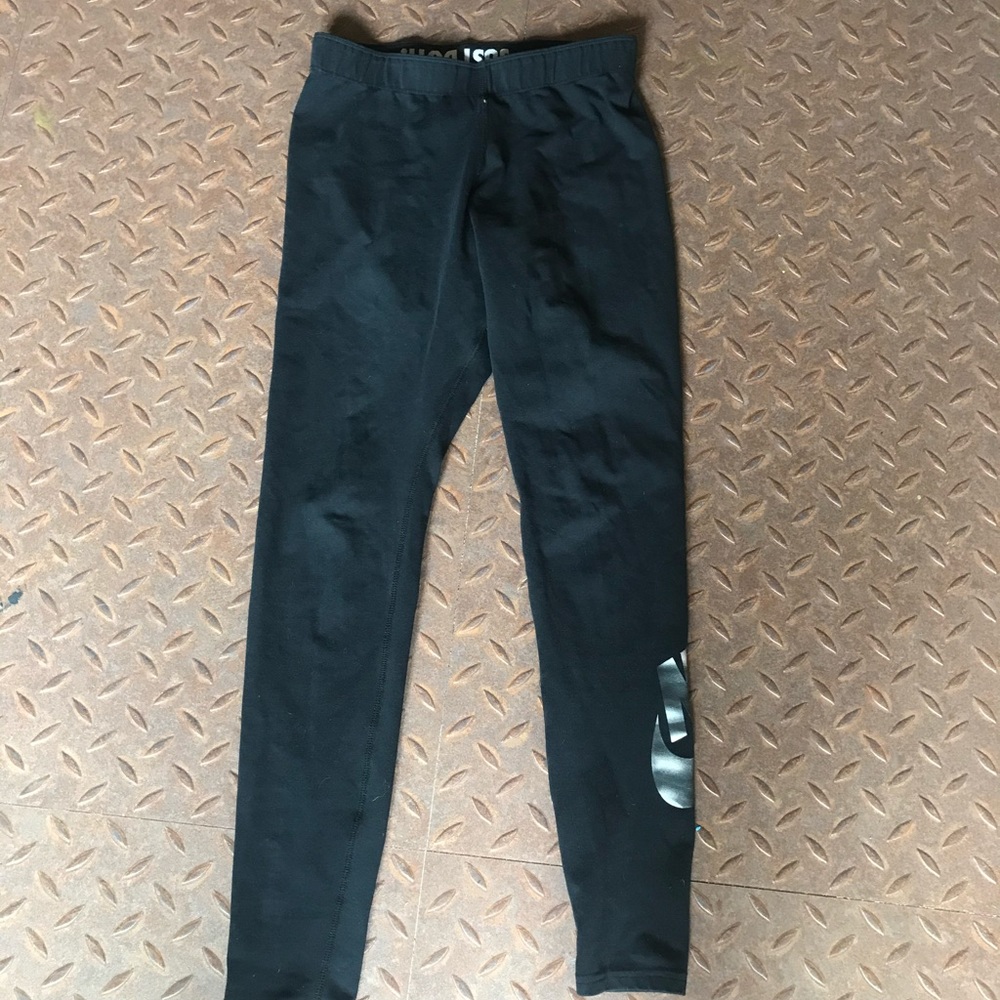Black Nike leggings